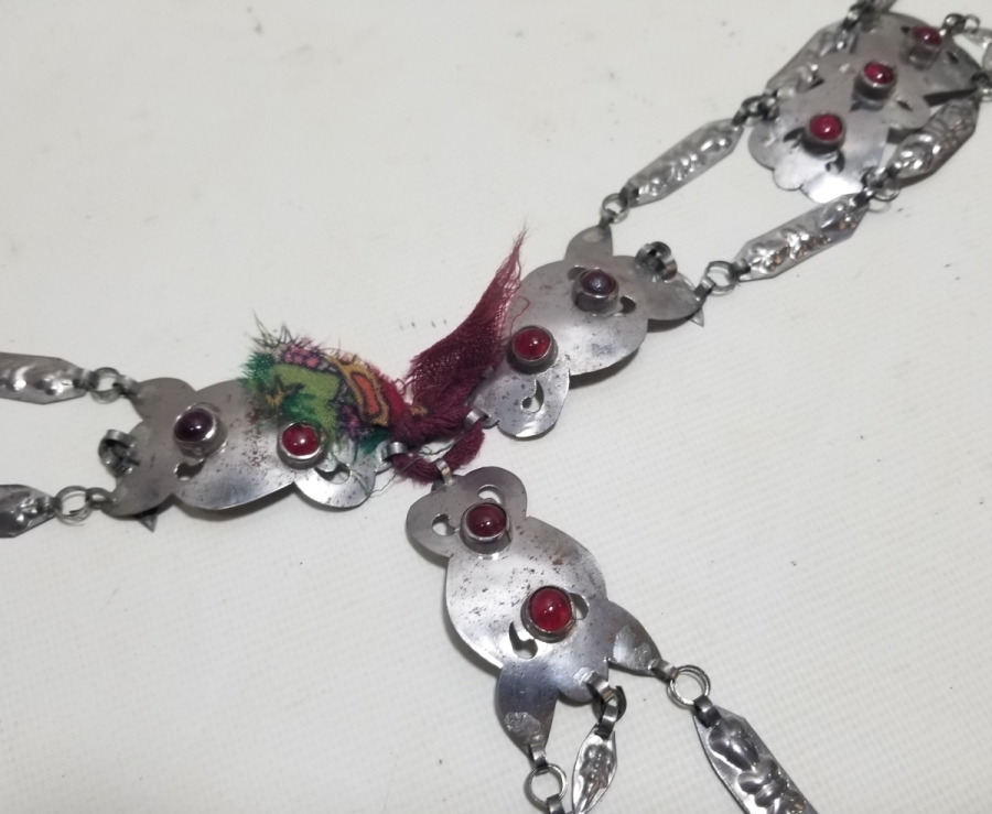 ÜZERİ DOĞAL TAŞLI VE KABARTMA İŞÇİLİKLİ TÜRKMEN İŞİ ANTİKA BÜYÜK BOY GELİN FES SÜSÜ