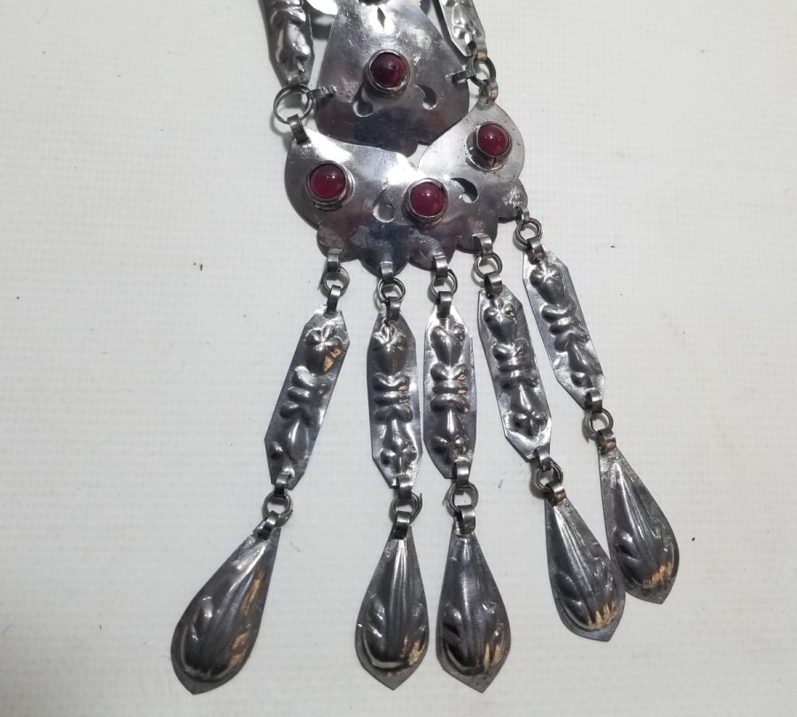 ÜZERİ DOĞAL TAŞLI VE KABARTMA İŞÇİLİKLİ TÜRKMEN İŞİ ANTİKA BÜYÜK BOY GELİN FES SÜSÜ