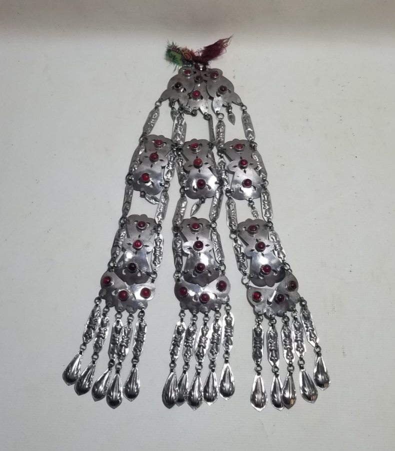 ÜZERİ DOĞAL TAŞLI VE KABARTMA İŞÇİLİKLİ TÜRKMEN İŞİ ANTİKA BÜYÜK BOY GELİN FES SÜSÜ