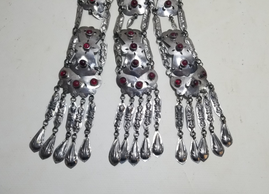 ÜZERİ DOĞAL TAŞLI VE KABARTMA İŞÇİLİKLİ TÜRKMEN İŞİ ANTİKA BÜYÜK BOY GELİN FES SÜSÜ