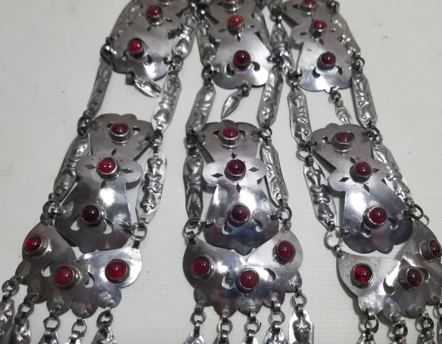 ÜZERİ DOĞAL TAŞLI VE KABARTMA İŞÇİLİKLİ TÜRKMEN İŞİ ANTİKA BÜYÜK BOY GELİN FES SÜSÜ