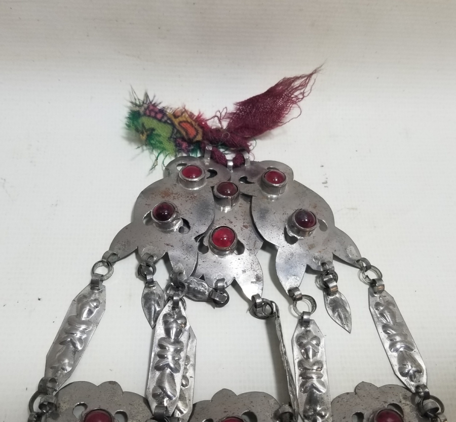 ÜZERİ DOĞAL TAŞLI VE KABARTMA İŞÇİLİKLİ TÜRKMEN İŞİ ANTİKA BÜYÜK BOY GELİN FES SÜSÜ