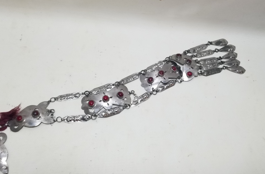 ÜZERİ DOĞAL TAŞLI VE KABARTMA İŞÇİLİKLİ TÜRKMEN İŞİ ANTİKA BÜYÜK BOY GELİN FES SÜSÜ