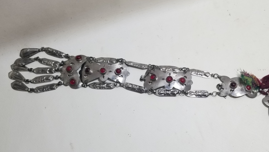 ÜZERİ DOĞAL TAŞLI VE KABARTMA İŞÇİLİKLİ TÜRKMEN İŞİ ANTİKA BÜYÜK BOY GELİN FES SÜSÜ