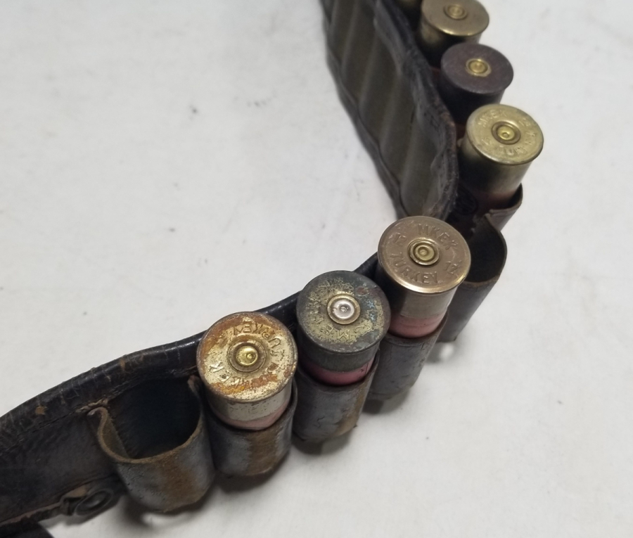 İÇİNDE BOŞ FİŞEKLER BULUNAN ANTİKA DERİ FİŞEKLİK - KÜTÜKLÜK