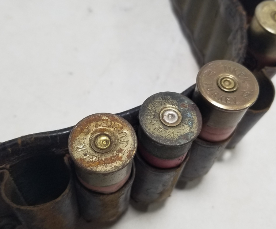 İÇİNDE BOŞ FİŞEKLER BULUNAN ANTİKA DERİ FİŞEKLİK - KÜTÜKLÜK