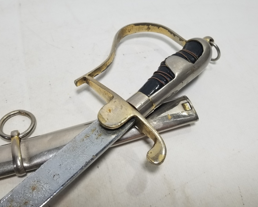 İKİ YÜZÜ GRAVÜRLÜ ANTİKA SUBAY KILICI