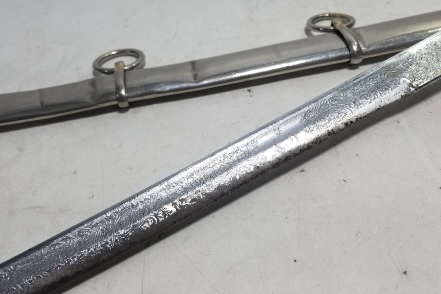 İKİ YÜZÜ GRAVÜRLÜ ANTİKA SUBAY KILICI