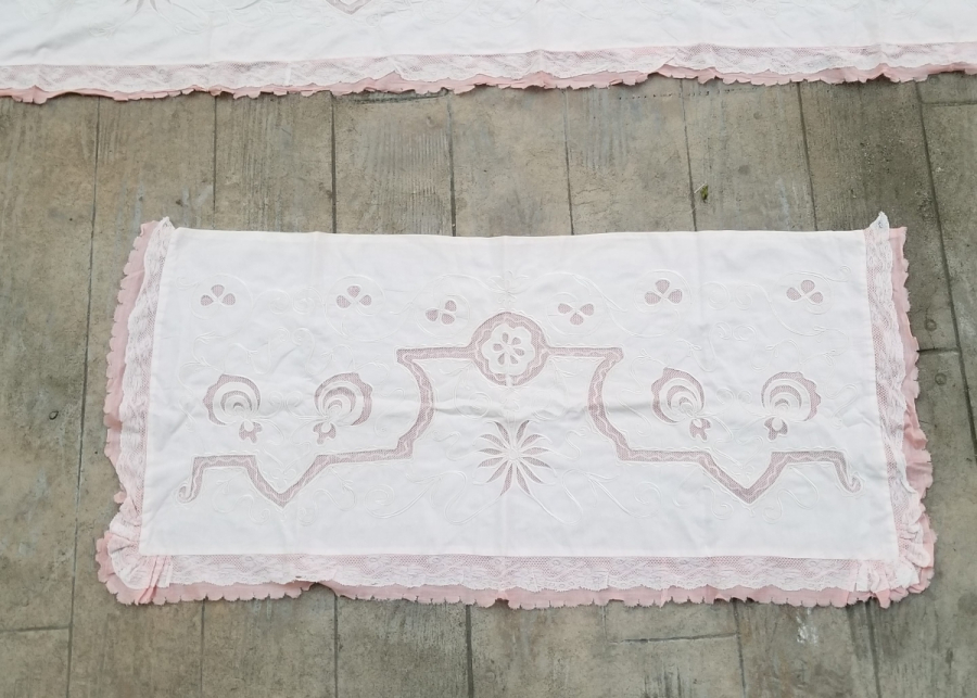 İKİ ADET ANTİKA DELİK İŞ YATAK KENARI