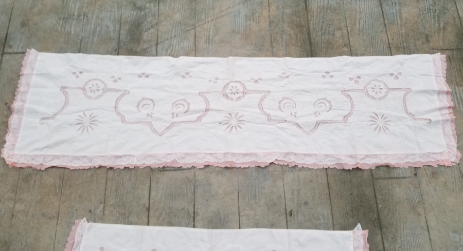 İKİ ADET ANTİKA DELİK İŞ YATAK KENARI