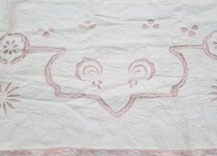 İKİ ADET ANTİKA DELİK İŞ YATAK KENARI