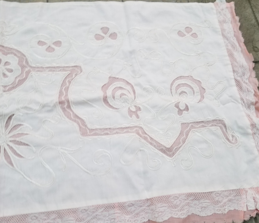 İKİ ADET ANTİKA DELİK İŞ YATAK KENARI