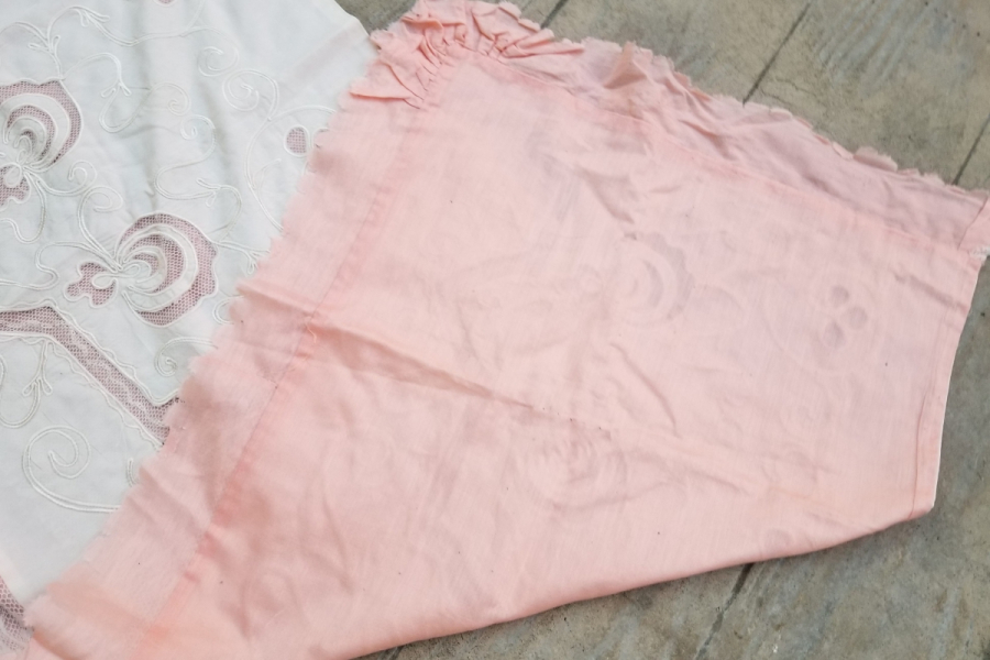 İKİ ADET ANTİKA DELİK İŞ YATAK KENARI