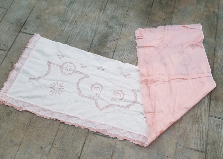 İKİ ADET ANTİKA DELİK İŞ YATAK KENARI