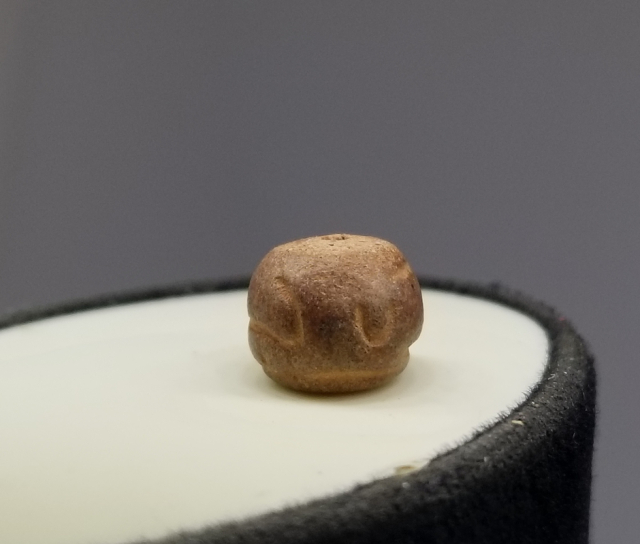 ÜZERİNDE ESMAÜL HÜSNA YAZILI OSMANLI DÖNEMİ KABE TOPRAĞINDAN YAPILMIŞ TESPİH HABBESİ