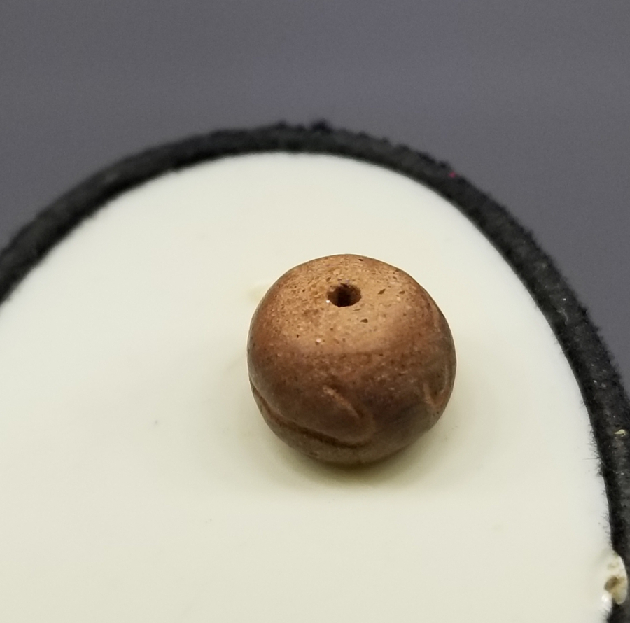 ÜZERİNDE ESMAÜL HÜSNA YAZILI OSMANLI DÖNEMİ KABE TOPRAĞINDAN YAPILMIŞ TESPİH HABBESİ