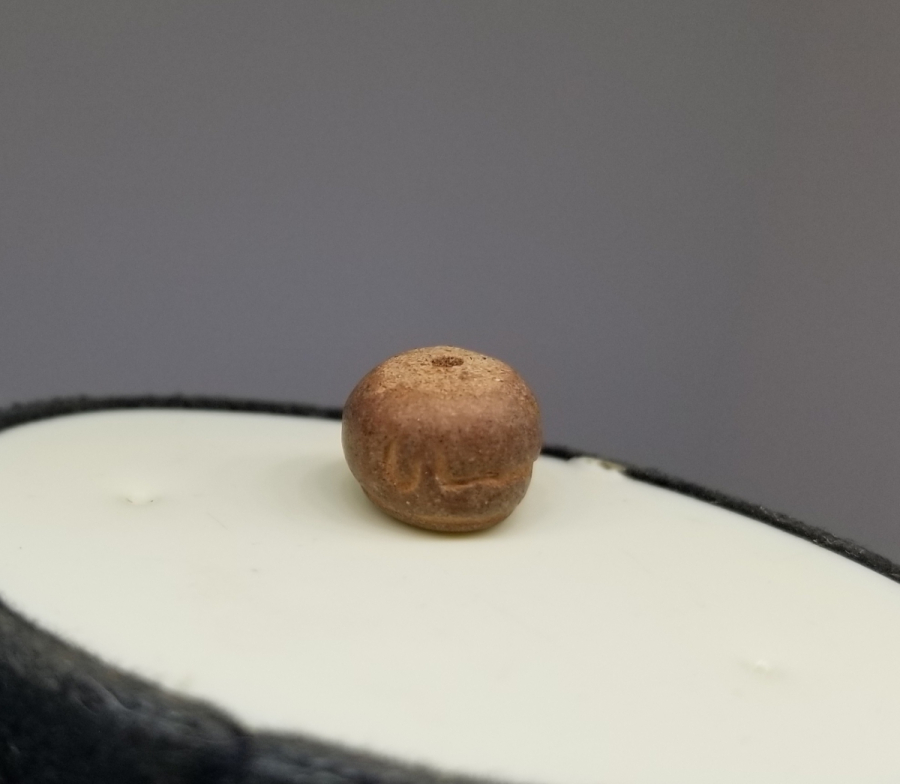 ÜZERİNDE ESMAÜL HÜSNA YAZILI OSMANLI DÖNEMİ KABE TOPRAĞINDAN YAPILMIŞ TESPİH HABBESİ