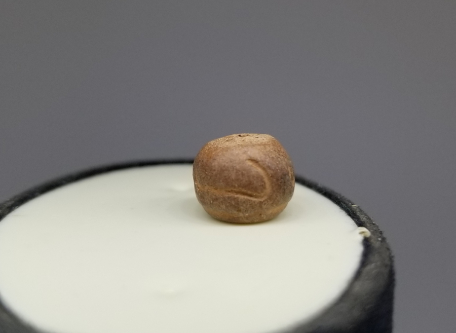 ÜZERİNDE ESMAÜL HÜSNA YAZILI OSMANLI DÖNEMİ KABE TOPRAĞINDAN YAPILMIŞ TESPİH HABBESİ