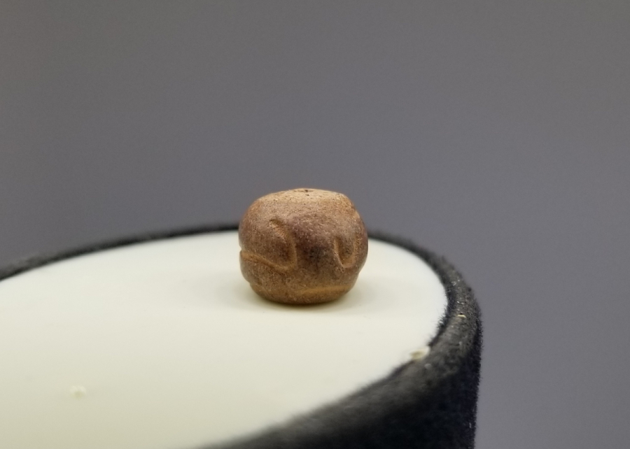 ÜZERİNDE ESMAÜL HÜSNA YAZILI OSMANLI DÖNEMİ KABE TOPRAĞINDAN YAPILMIŞ TESPİH HABBESİ