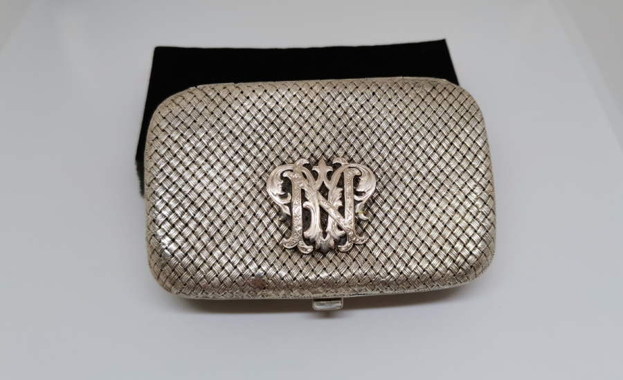 ÜZERİ ALTIN İNSİYALLİ ANTİKA GÜMÜŞ SİGARA TABAKASI