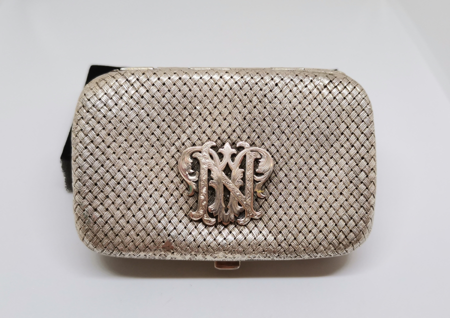 ÜZERİ ALTIN İNSİYALLİ ANTİKA GÜMÜŞ SİGARA TABAKASI