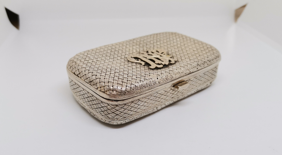 ÜZERİ ALTIN İNSİYALLİ ANTİKA GÜMÜŞ SİGARA TABAKASI