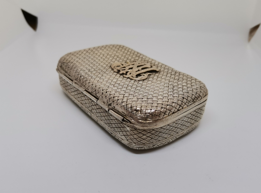 ÜZERİ ALTIN İNSİYALLİ ANTİKA GÜMÜŞ SİGARA TABAKASI