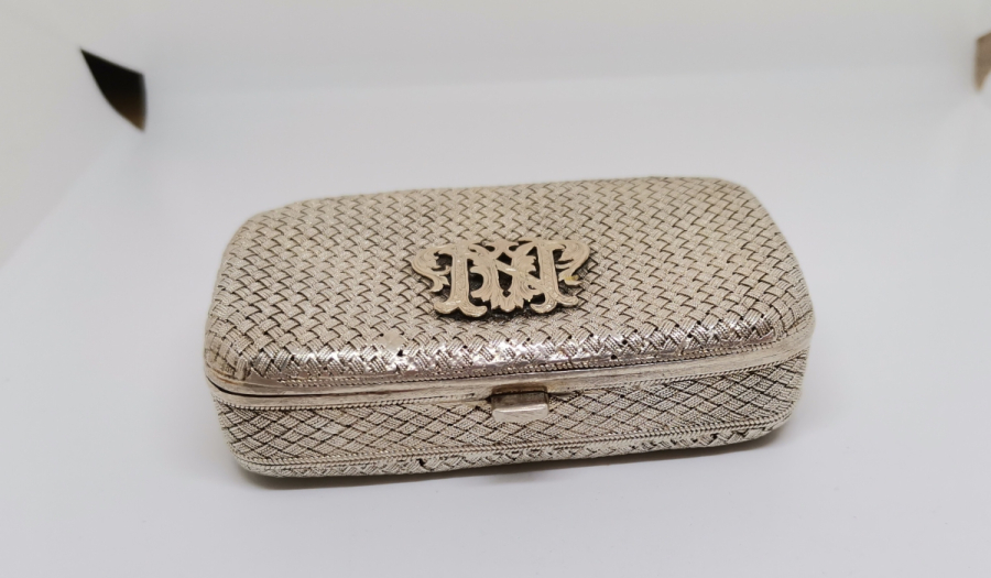 ÜZERİ ALTIN İNSİYALLİ ANTİKA GÜMÜŞ SİGARA TABAKASI