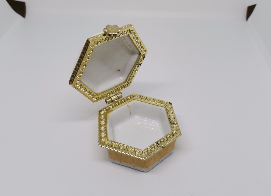 ÜZERİ ALLAH YAZILI KAPAKLI MÜCEVHER KUTUSU