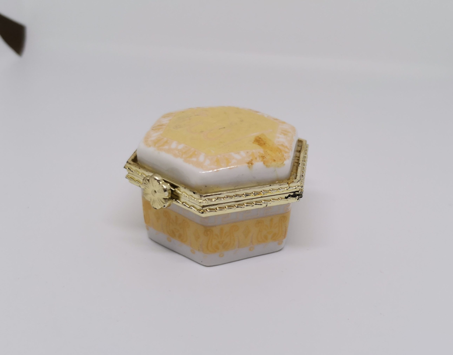 ÜZERİ ALLAH YAZILI KAPAKLI MÜCEVHER KUTUSU