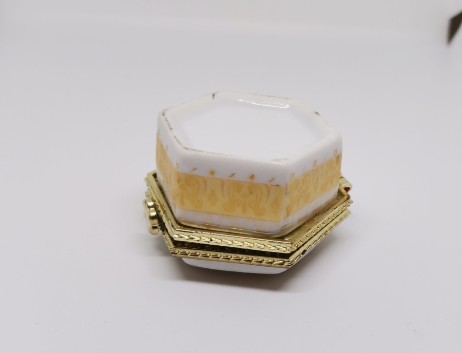 ÜZERİ ALLAH YAZILI KAPAKLI MÜCEVHER KUTUSU