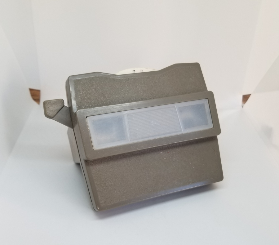 İÇİNDE HACDAN KARELER BULUNAN ANTİKA FİLM MAKİNESİ