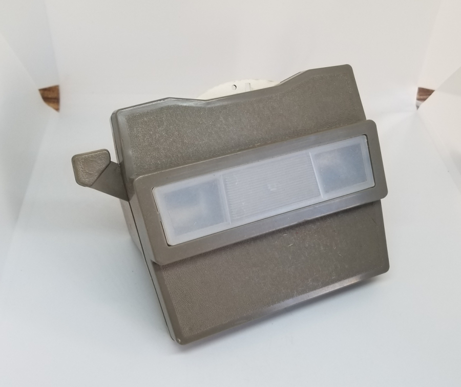 İÇİNDE HACDAN KARELER BULUNAN ANTİKA FİLM MAKİNESİ