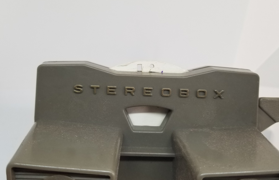 İÇİNDE HACDAN KARELER BULUNAN ANTİKA FİLM MAKİNESİ