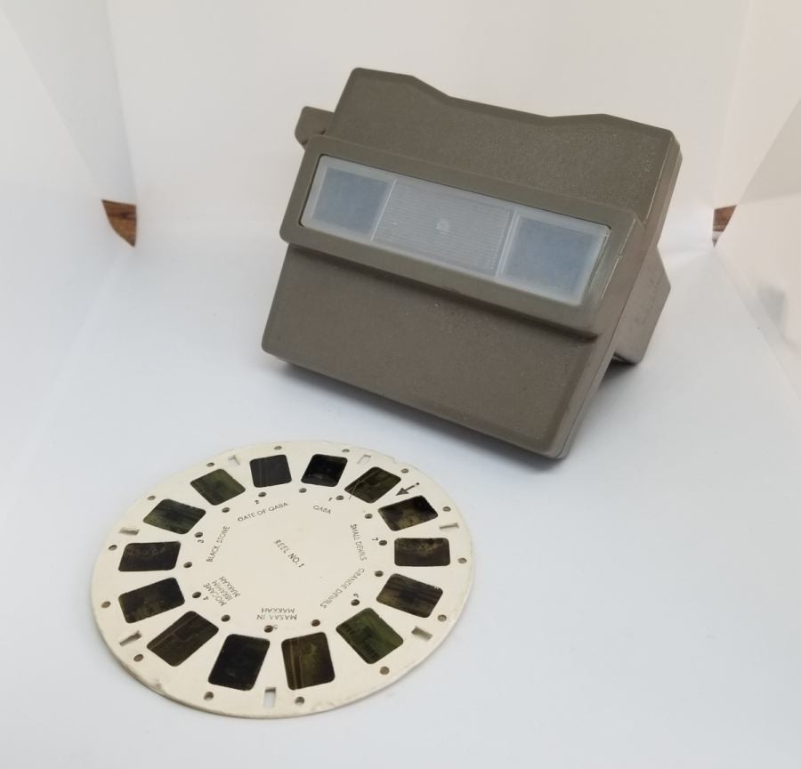 İÇİNDE HACDAN KARELER BULUNAN ANTİKA FİLM MAKİNESİ