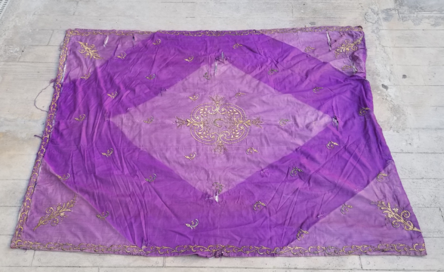 ÜZERİ HİLAL MOTİFLİ OSMANLI DÖNEMİ BÜYÜK BOY SIRMA İŞÇİLİKLİ YATAK ÖRTÜSÜ