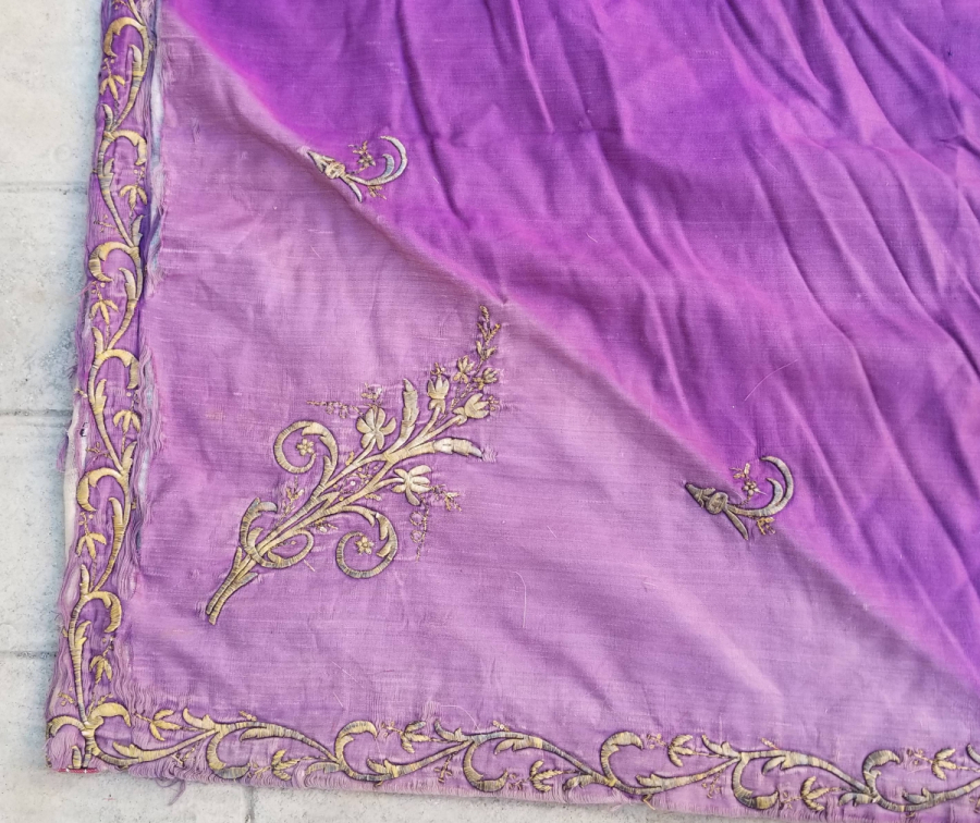 ÜZERİ HİLAL MOTİFLİ OSMANLI DÖNEMİ BÜYÜK BOY SIRMA İŞÇİLİKLİ YATAK ÖRTÜSÜ