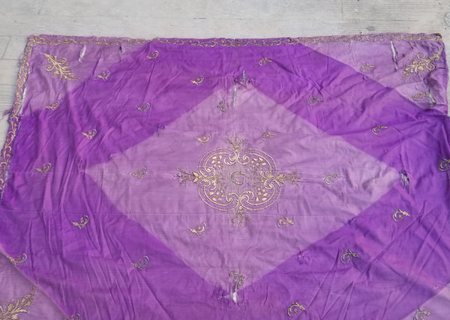 ÜZERİ HİLAL MOTİFLİ OSMANLI DÖNEMİ BÜYÜK BOY SIRMA İŞÇİLİKLİ YATAK ÖRTÜSÜ