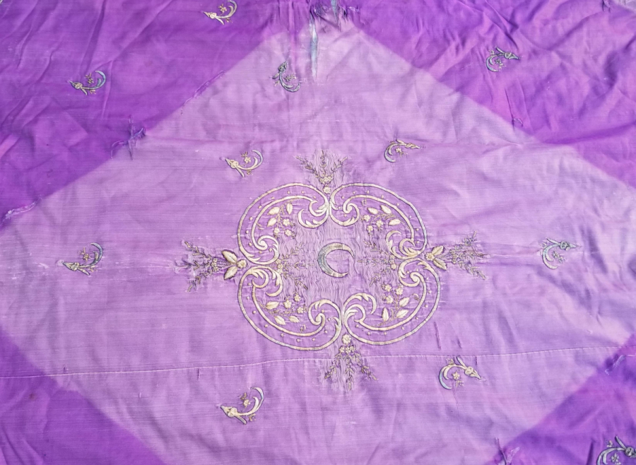 ÜZERİ HİLAL MOTİFLİ OSMANLI DÖNEMİ BÜYÜK BOY SIRMA İŞÇİLİKLİ YATAK ÖRTÜSÜ