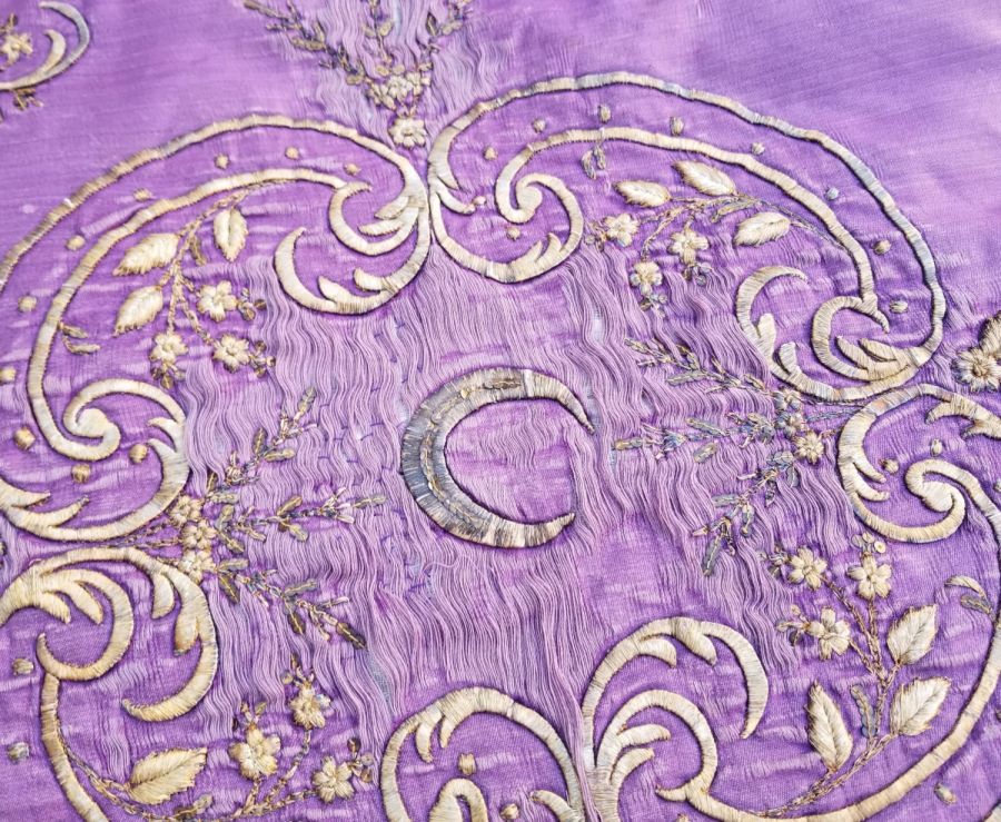 ÜZERİ HİLAL MOTİFLİ OSMANLI DÖNEMİ BÜYÜK BOY SIRMA İŞÇİLİKLİ YATAK ÖRTÜSÜ