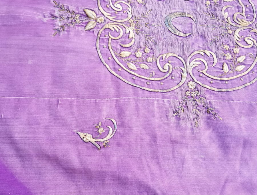 ÜZERİ HİLAL MOTİFLİ OSMANLI DÖNEMİ BÜYÜK BOY SIRMA İŞÇİLİKLİ YATAK ÖRTÜSÜ