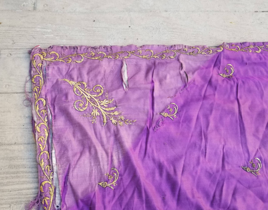 ÜZERİ HİLAL MOTİFLİ OSMANLI DÖNEMİ BÜYÜK BOY SIRMA İŞÇİLİKLİ YATAK ÖRTÜSÜ