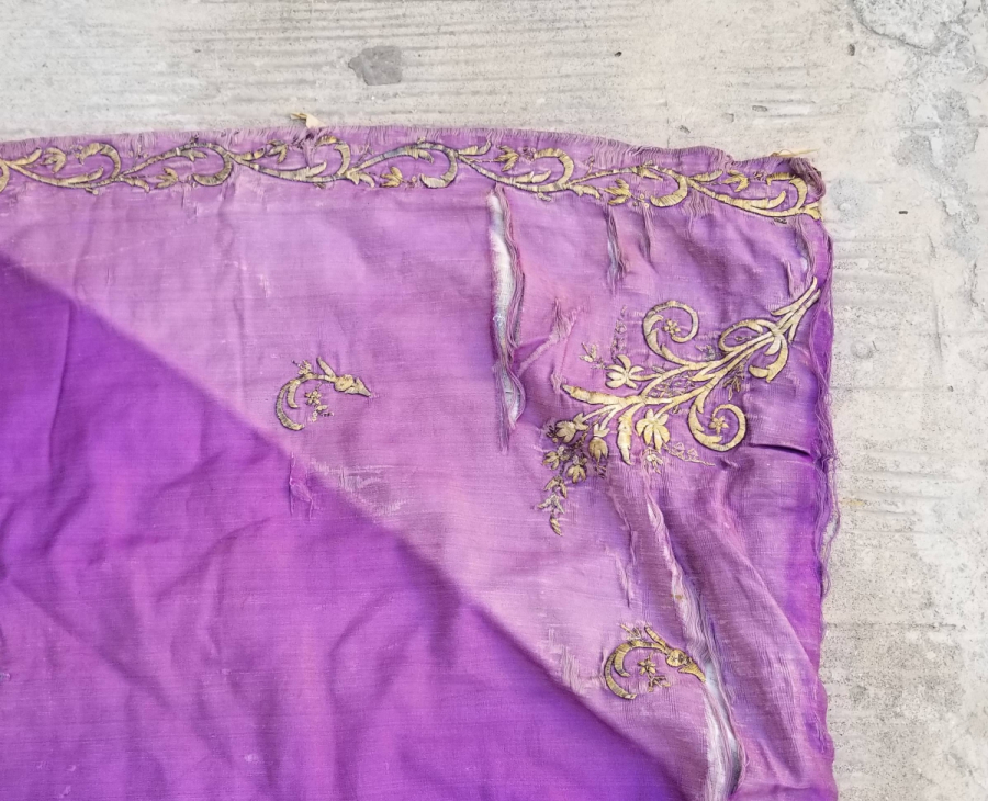 ÜZERİ HİLAL MOTİFLİ OSMANLI DÖNEMİ BÜYÜK BOY SIRMA İŞÇİLİKLİ YATAK ÖRTÜSÜ