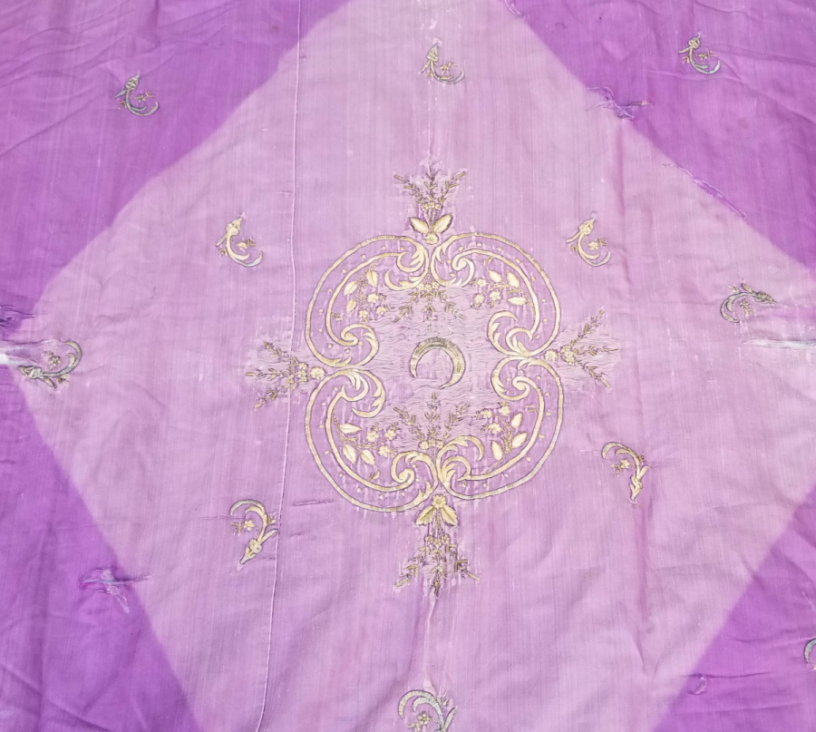 ÜZERİ HİLAL MOTİFLİ OSMANLI DÖNEMİ BÜYÜK BOY SIRMA İŞÇİLİKLİ YATAK ÖRTÜSÜ