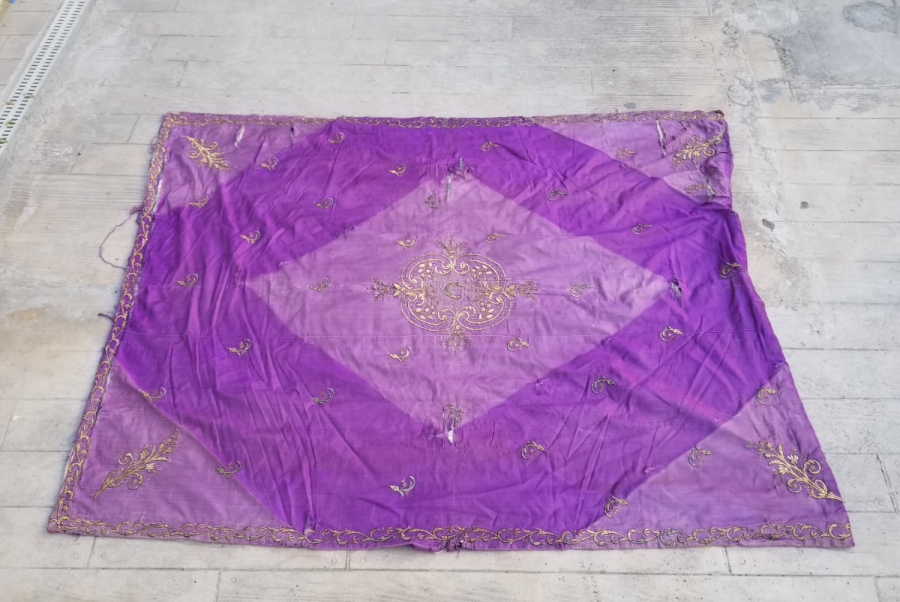 ÜZERİ HİLAL MOTİFLİ OSMANLI DÖNEMİ BÜYÜK BOY SIRMA İŞÇİLİKLİ YATAK ÖRTÜSÜ