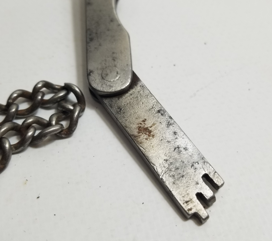 ORİJİNAL ZİNCİRİYLE ANTİKA METAL EL ALETİ