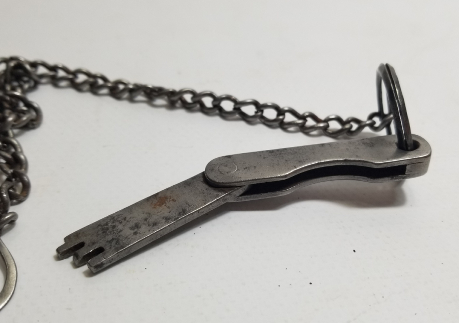 ORİJİNAL ZİNCİRİYLE ANTİKA METAL EL ALETİ