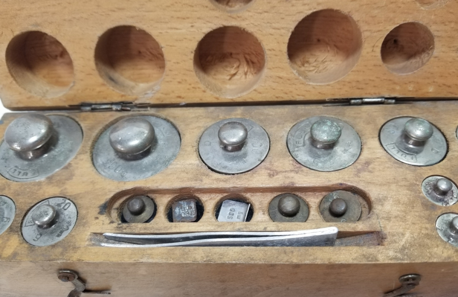 ORİJİNAL AHŞAP KUTUSUNDA ANTİKA DİRHEM TAKIMI