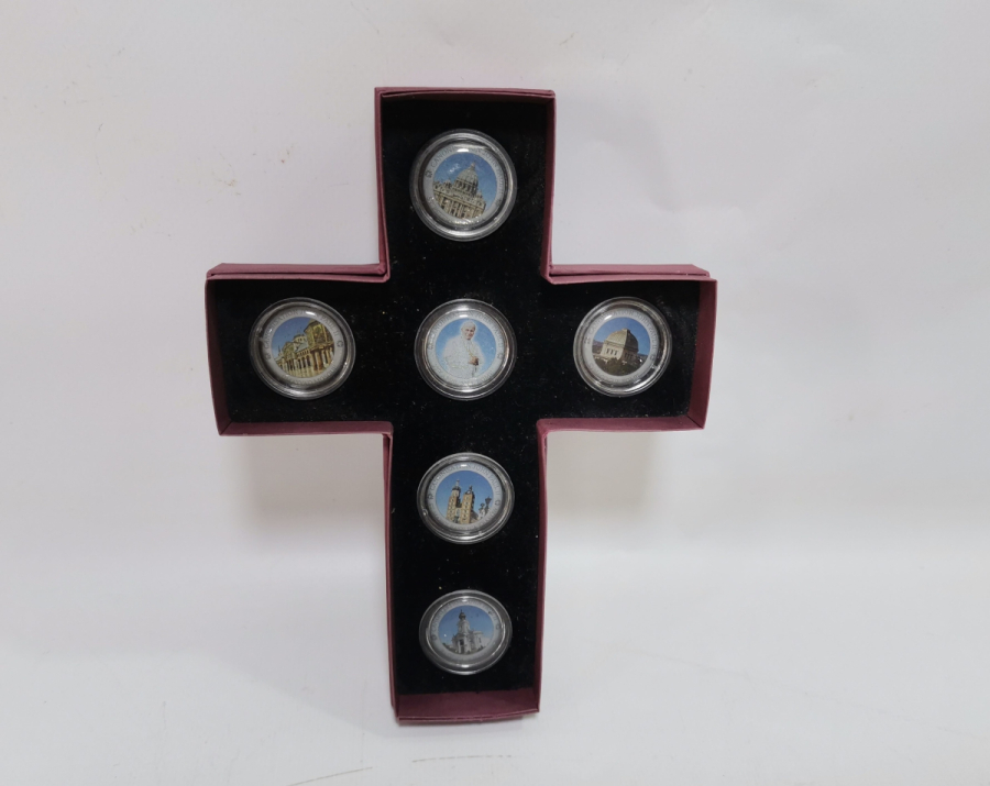 ORİJİNAL KUTUSUNDA ÇİL KONDİSYONDA HAÇ ŞEKLİNDE HATIRA GÜMÜŞ KAPLAMA MADALYON TAKIMI