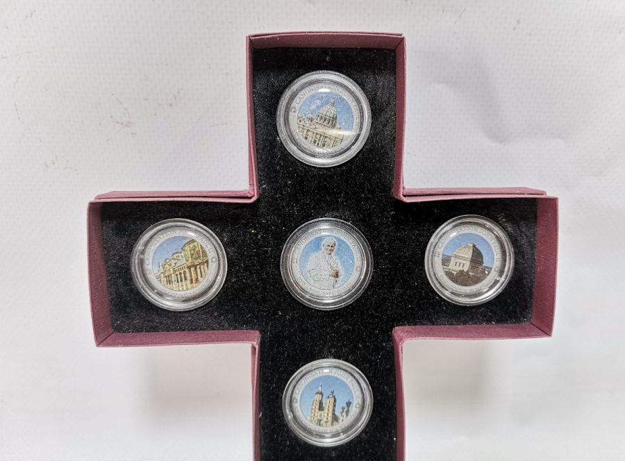 ORİJİNAL KUTUSUNDA ÇİL KONDİSYONDA HAÇ ŞEKLİNDE HATIRA GÜMÜŞ KAPLAMA MADALYON TAKIMI